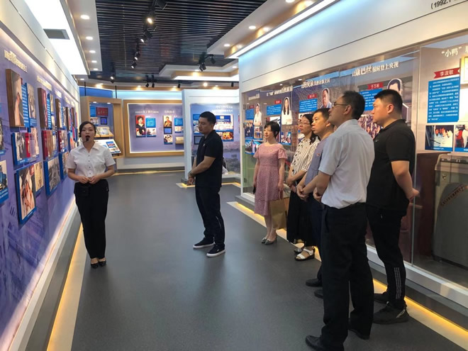 輕工供銷(xiāo)組織參觀濟(jì)南勞模風(fēng)采展覽館